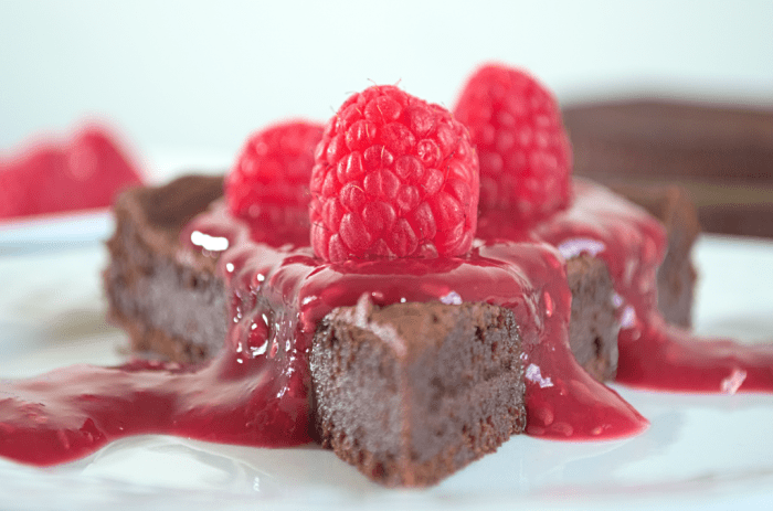 Cheesecake raspberry sauce plate raspberries recipes